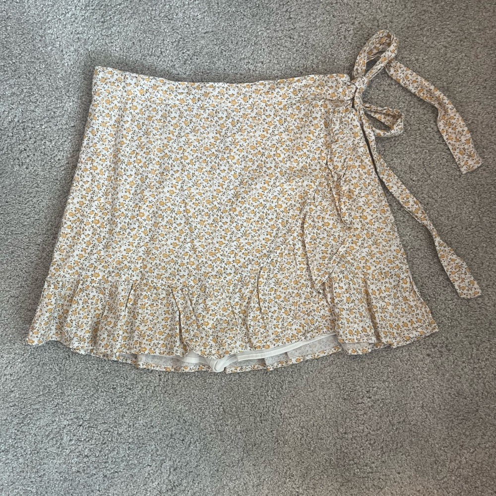Hollister yellow floral skort with bow on side and ruffle on bottom size small